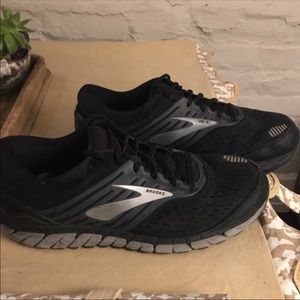BROOKS men’s beast 18’ running shoes size 11 EUC